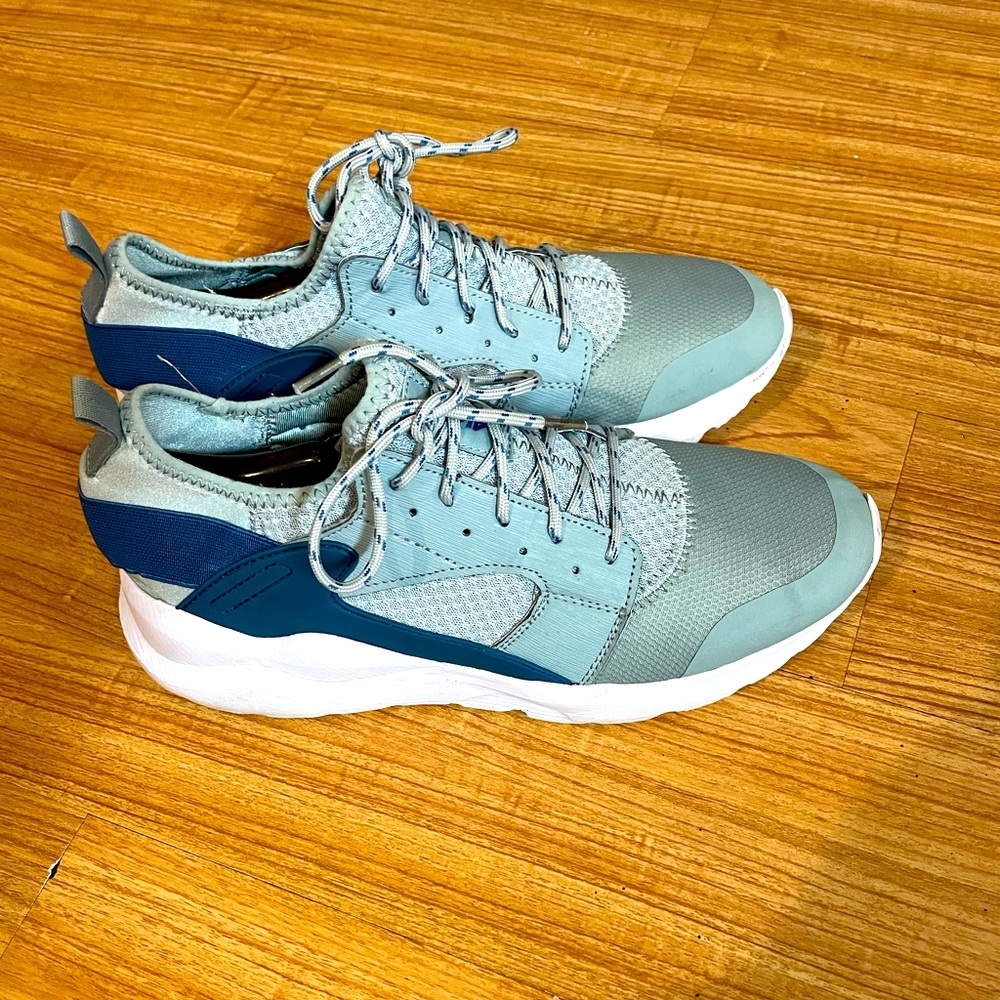Tennis shoes